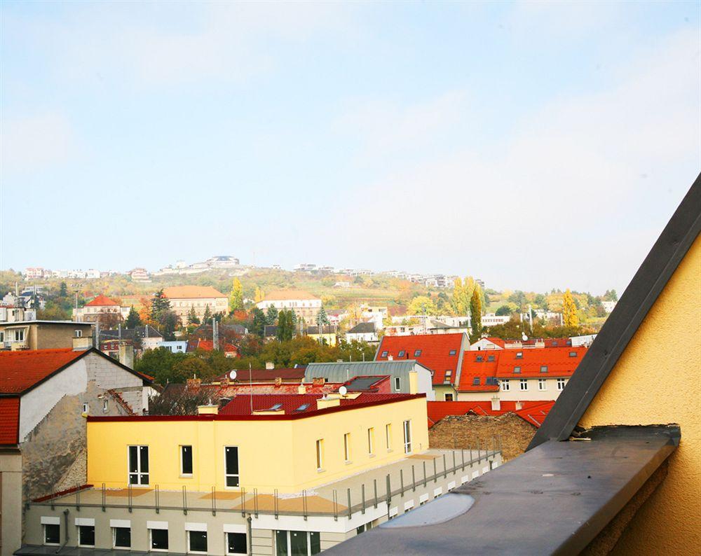 Freddie Next To Mercury Bratislava Extérieur photo